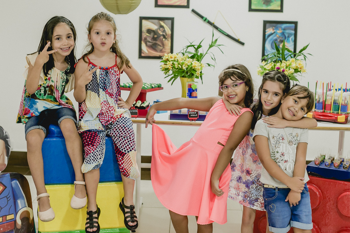 retrato das amigas na mesa do bolo