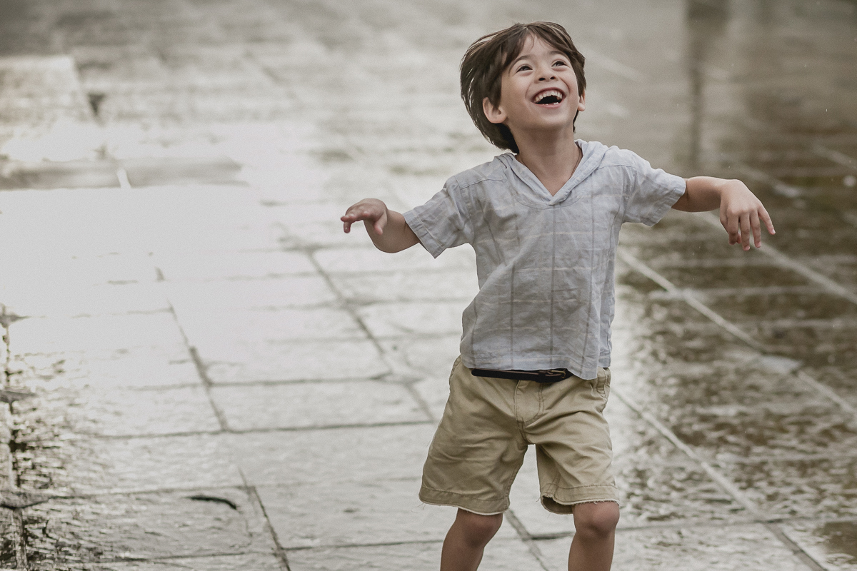 se divertindo na chuva