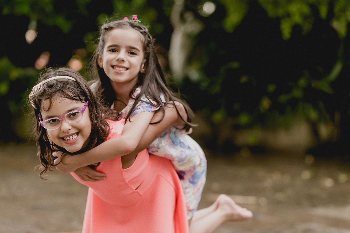 levando a amiguinha nas costas