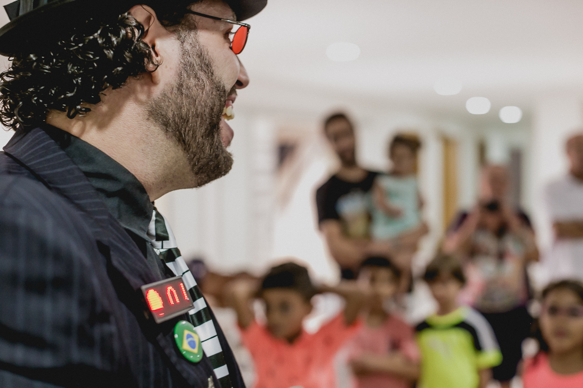 magico divertindo as crianças na festa