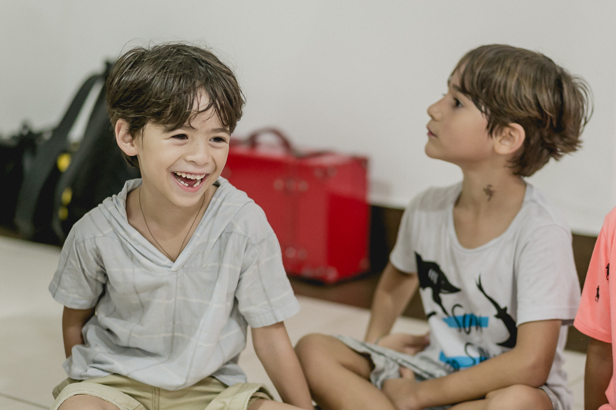 theo gargalhando com os amigos