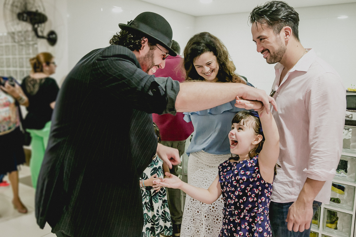 alice se divertindo e rindo muito com o magico