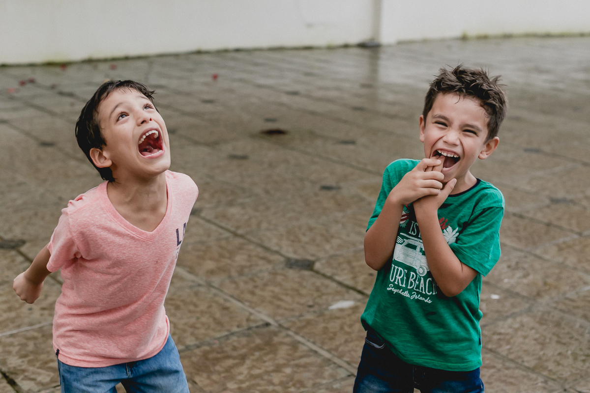 se divertindo muito com o amigo