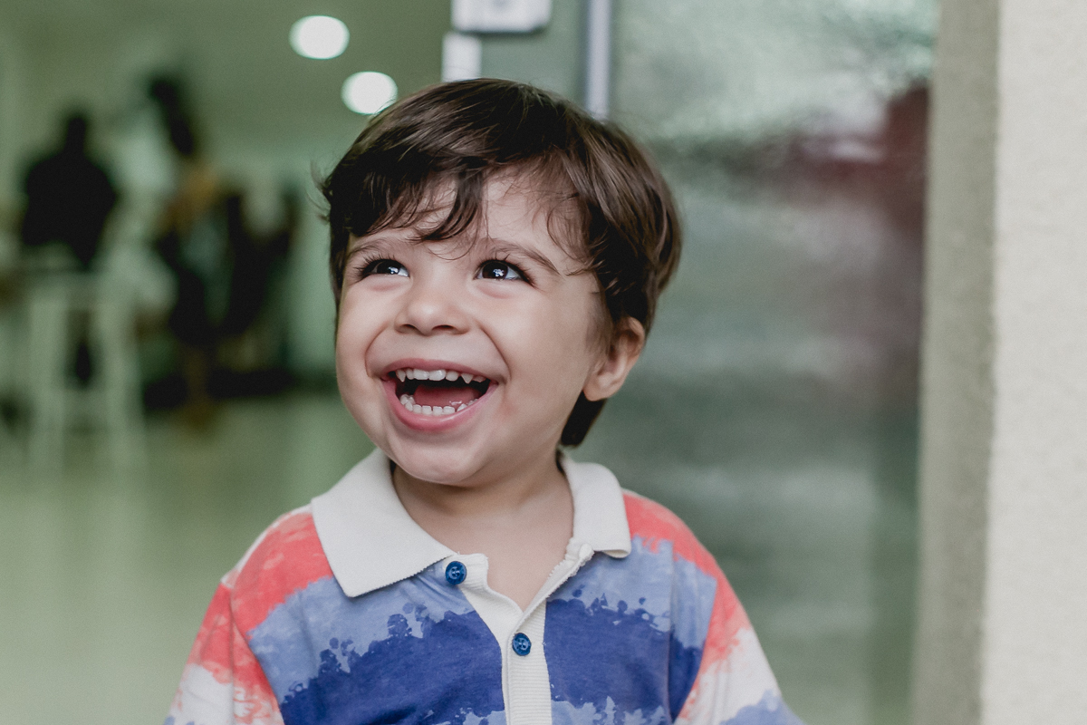 gargalhando e se divertindo