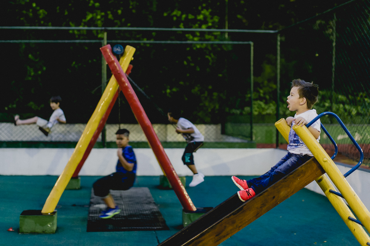 descendo o escorregador molhado