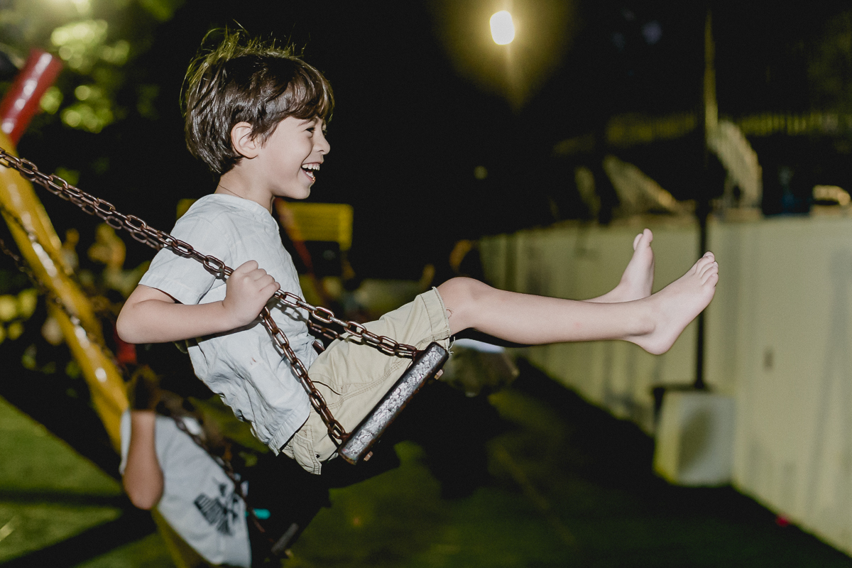 no balanço molhando pela chuva