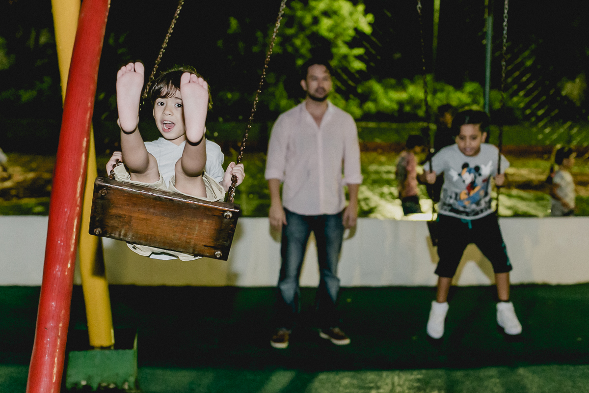 brincando no balanço com o papai e amigo