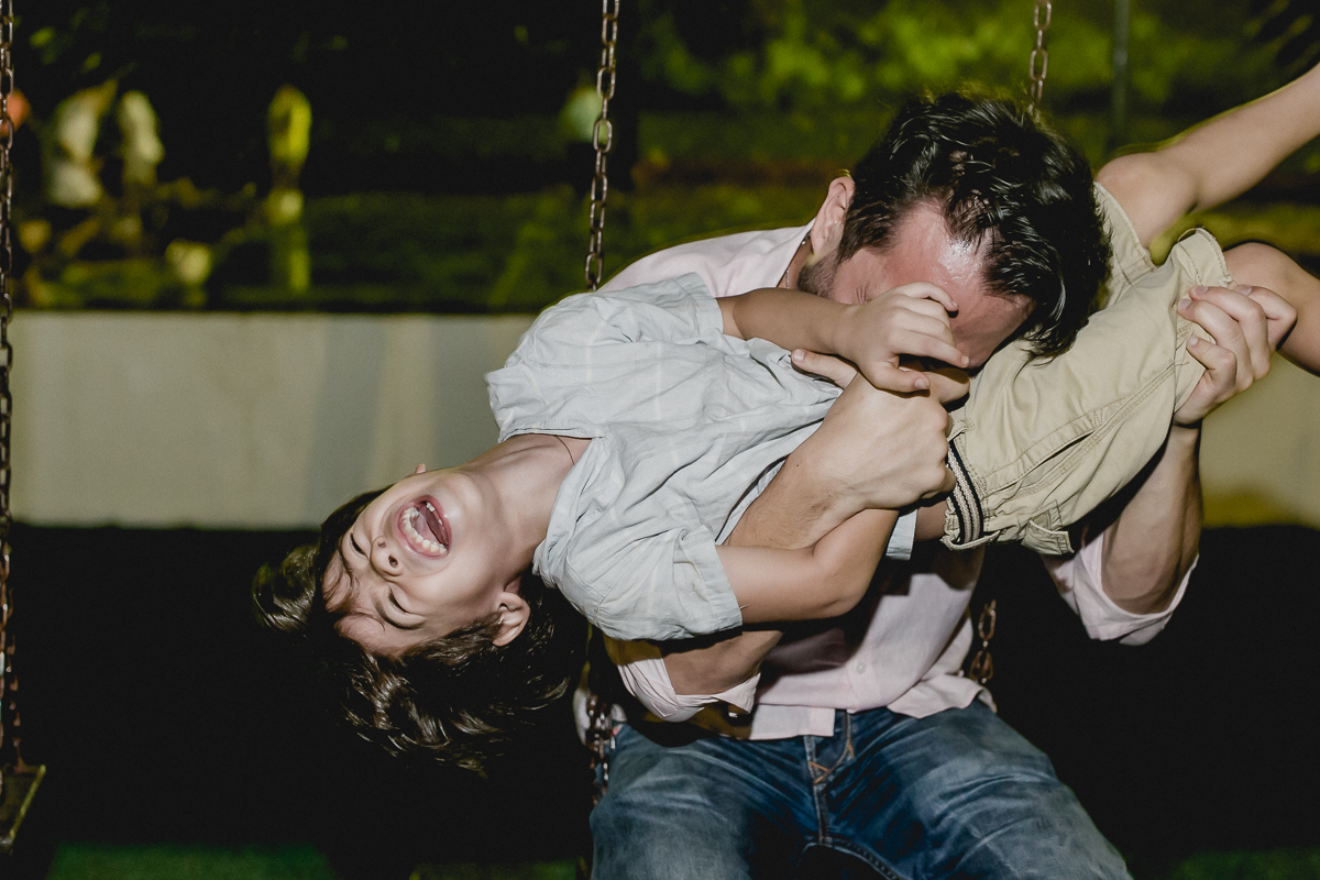 papai fazendo o theo dar muitas risadas