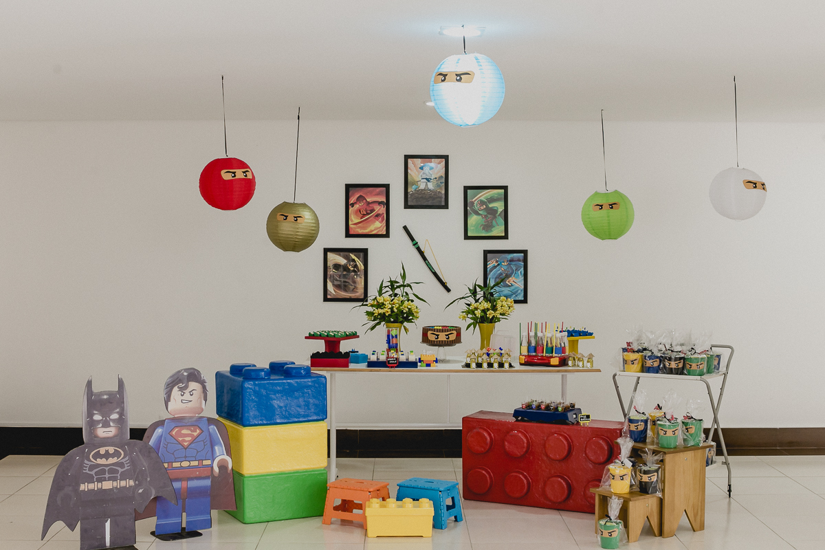 mesa do bolo com o tema lego ninja