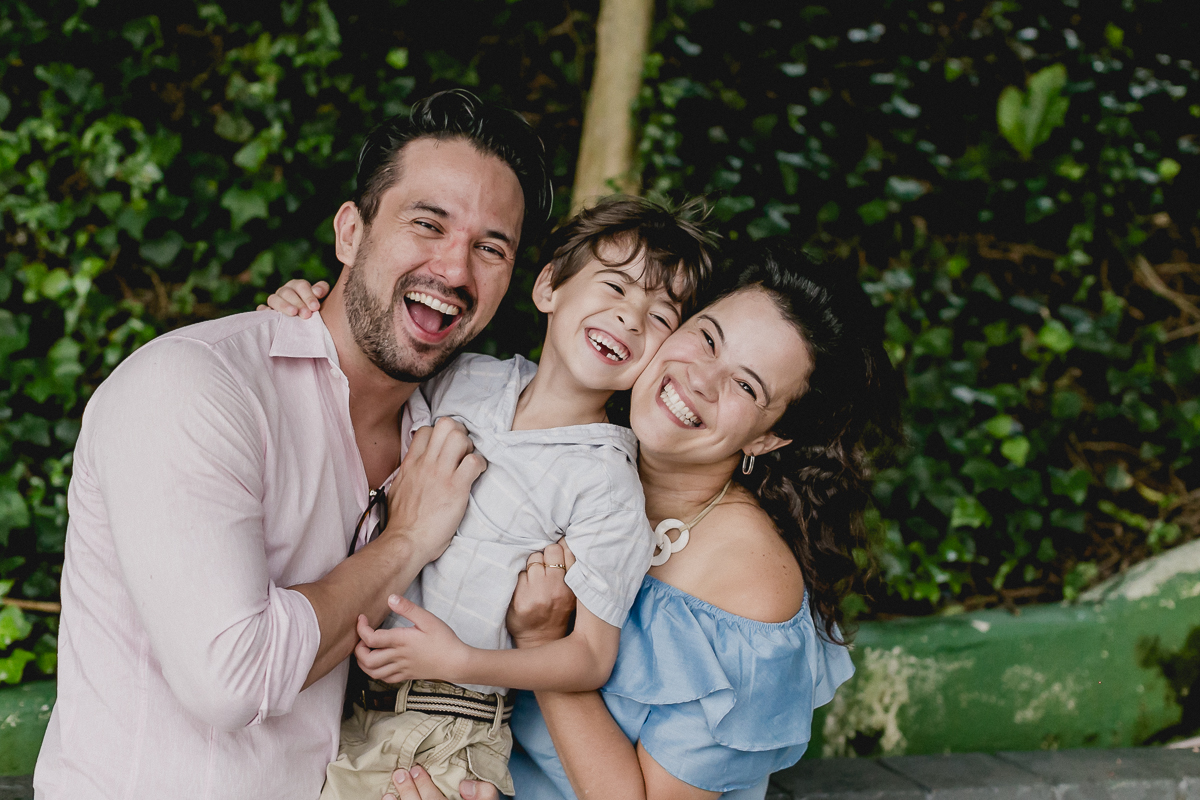 theo com os pais se divertindo no começo da festa