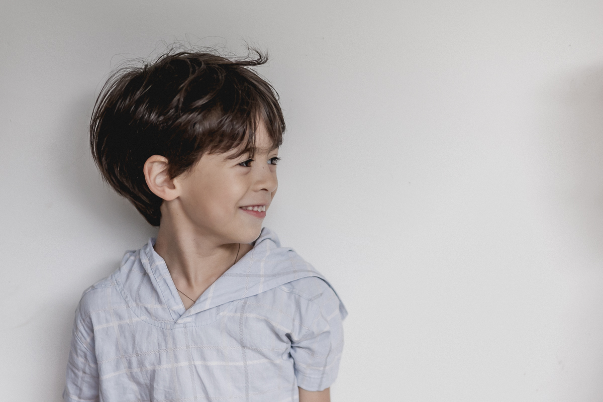 theo sorrindo na sua festa de seis anos