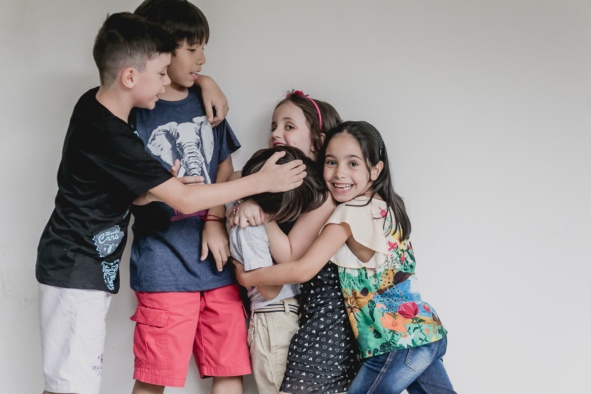 recebendo um abraço dos amigos