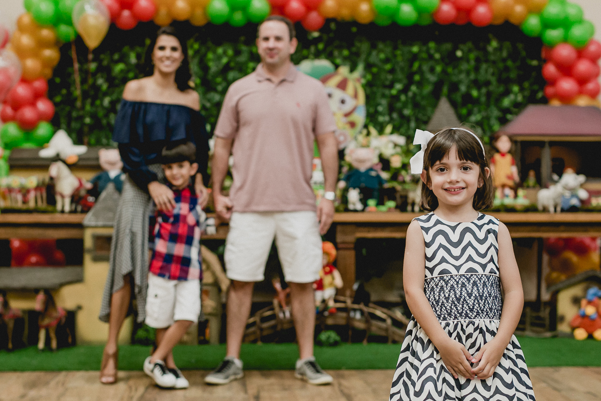 retrato em familia na frente da mesa do bolo