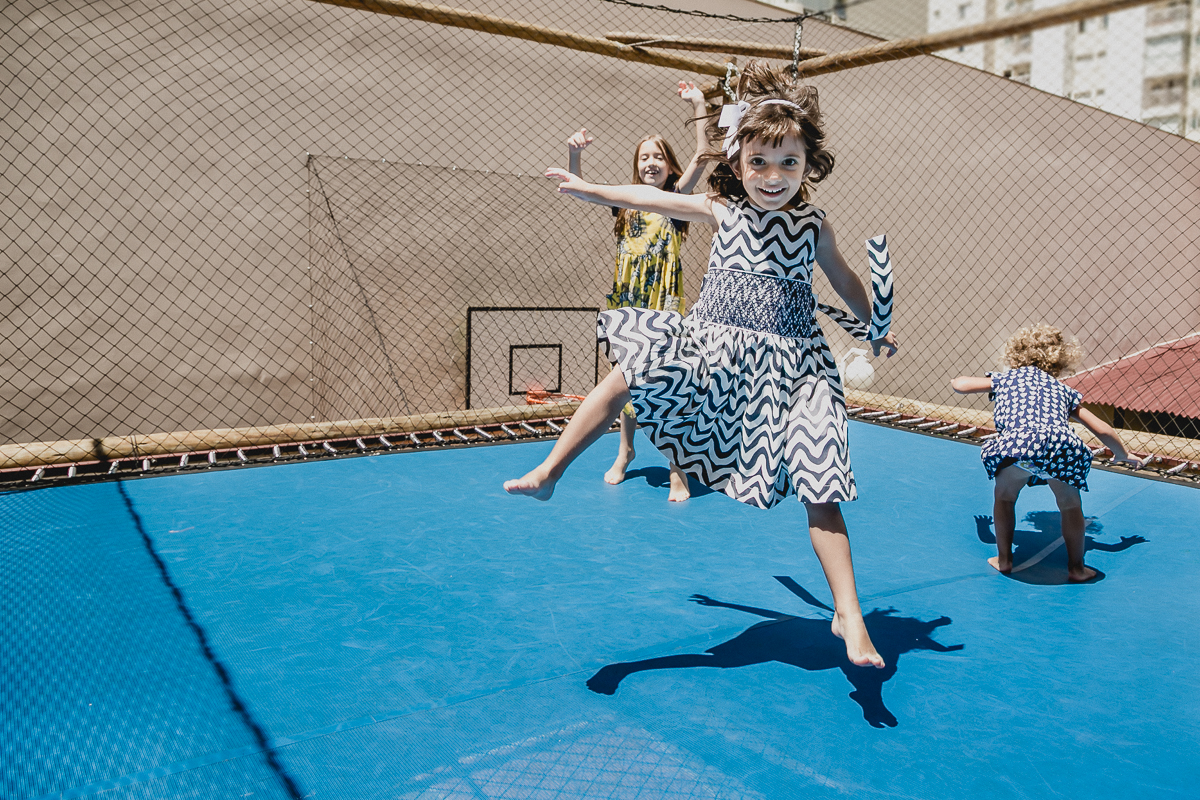 brincando e se divertindo no pula pula