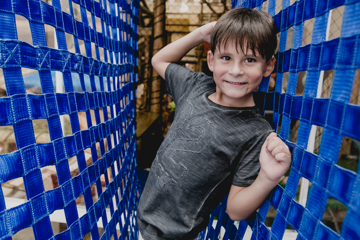 primo da Bia se atravessando a ponte para o pula pula
