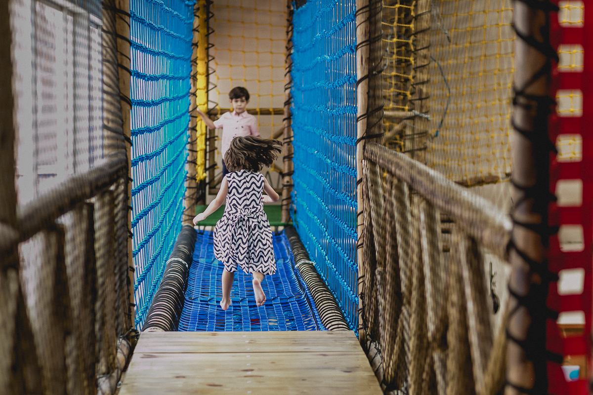 correndo e atravessando a ponte