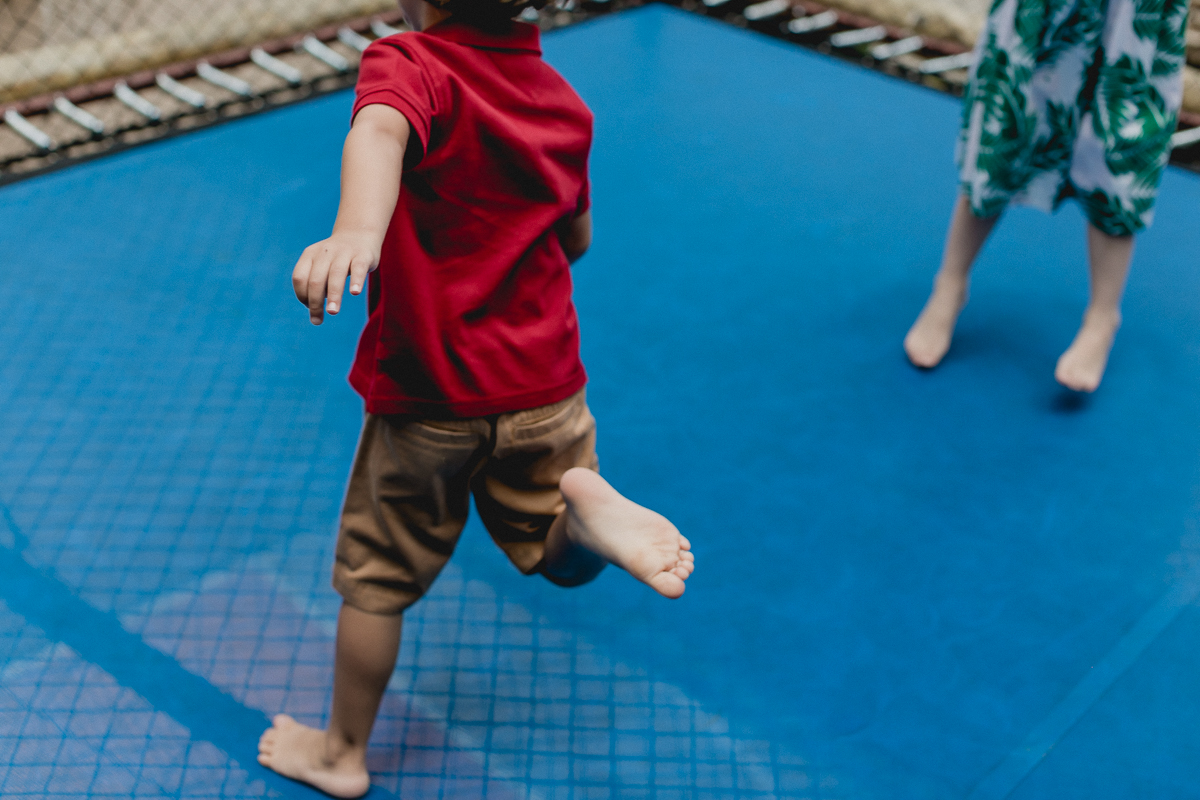 detalhe das crianças pulando