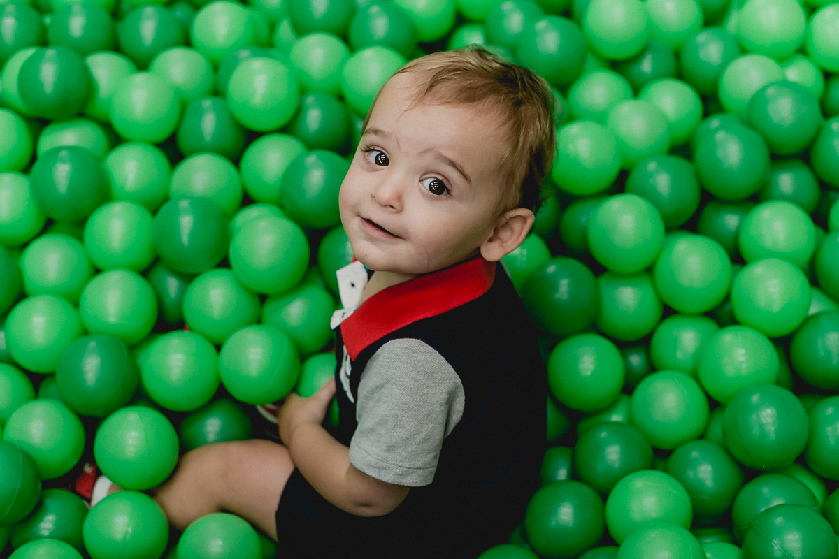 retrato do amiguinho na piscina de bolinhas