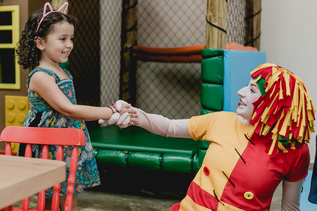 Emilia complimentando a amiguinha