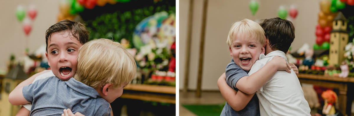 dois amigos se abraçando