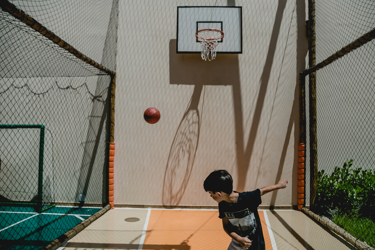 jogando basquete na quadra