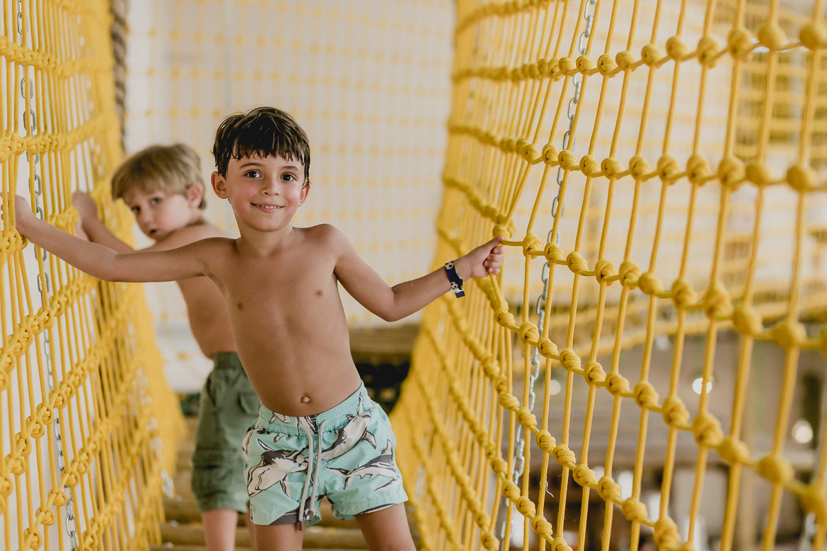 atravessando aponte com o amigo