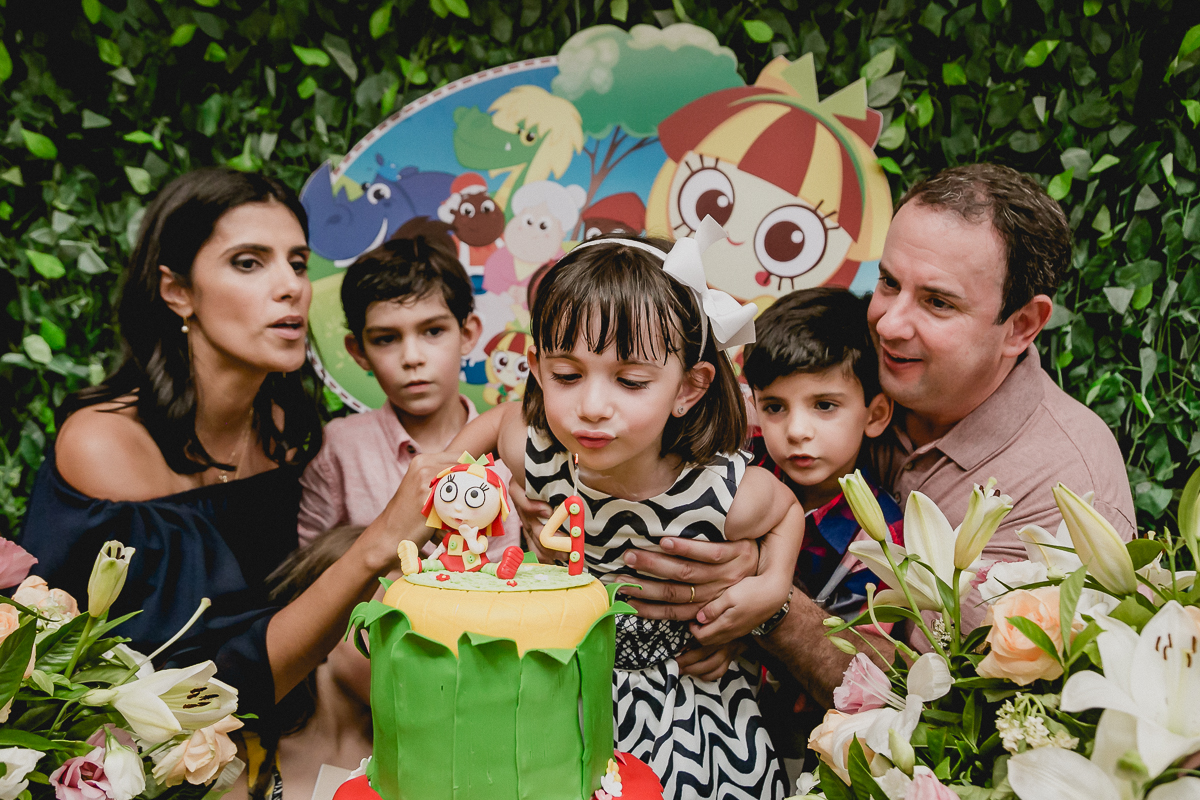 assombrando a vela do bolo no final do parabens