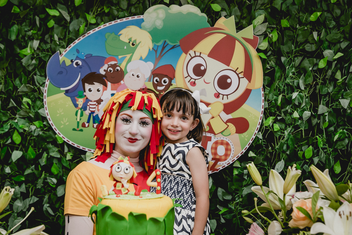 beatriz e Emilia na mesa do bolo