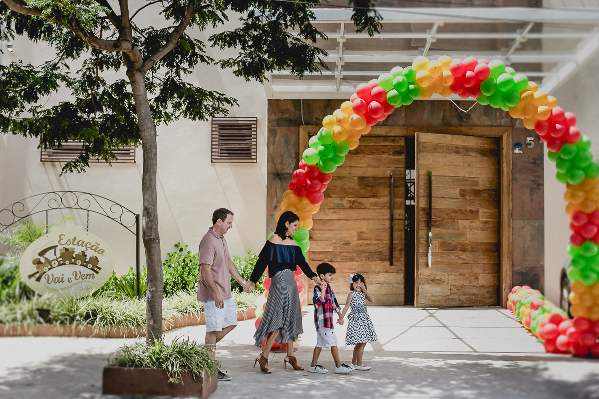 beatriz e familia entrando para curtir a festa