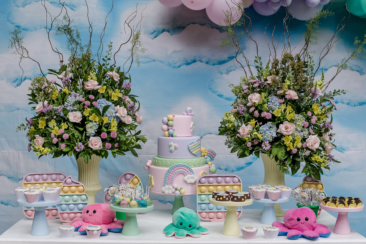 mesa de aniversário com o tema pop it