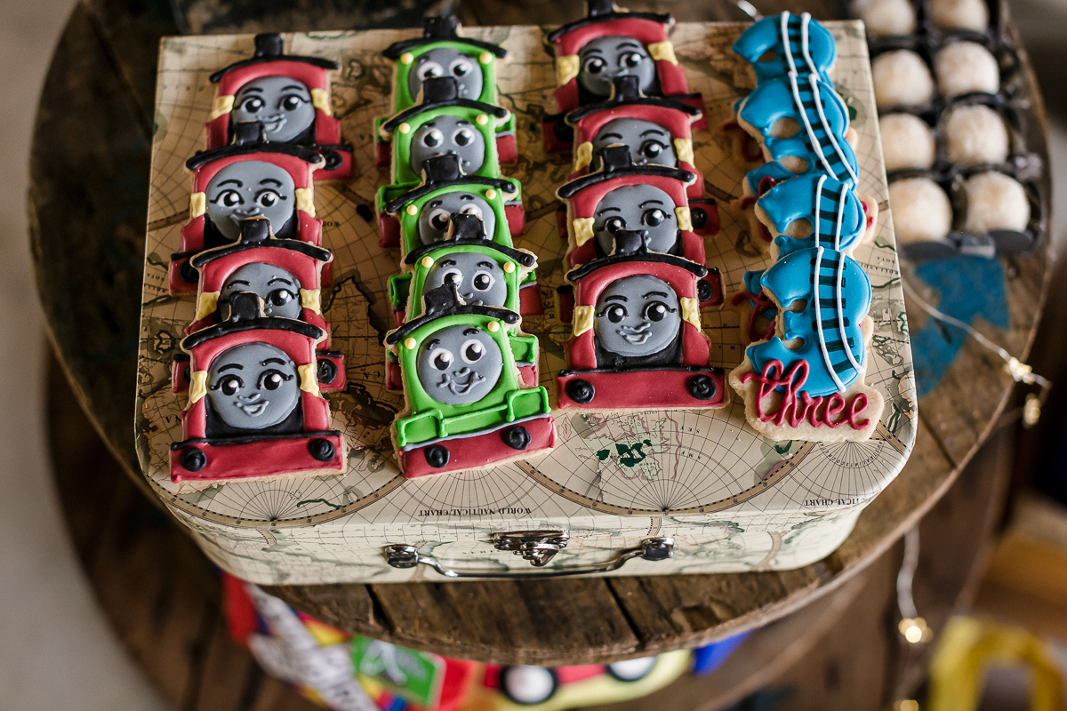 mesa com o tema tommy e seus amigos