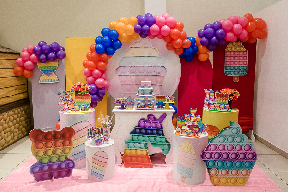 mesa de aniversário com o tema pop it