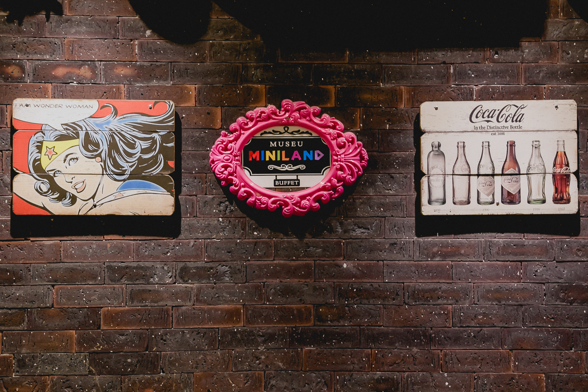 detalhe da parede decorada do buffet miniland