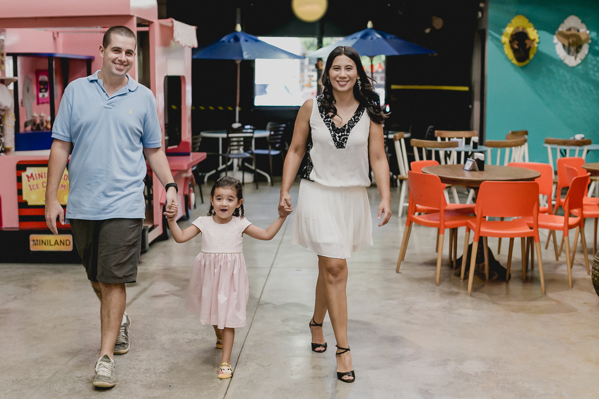 entrando no buffet e chegando para a festa