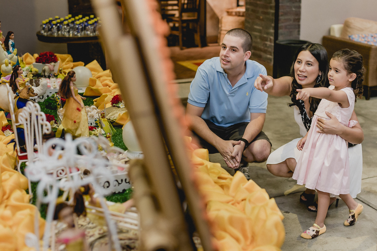 olhando a decoração da mesa do bolo