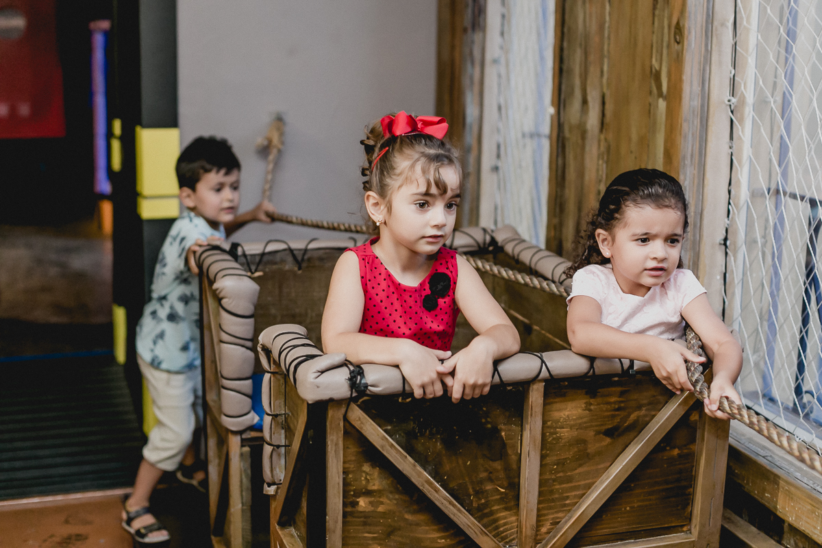 puxando a corda no trenzinho do buffet miniland