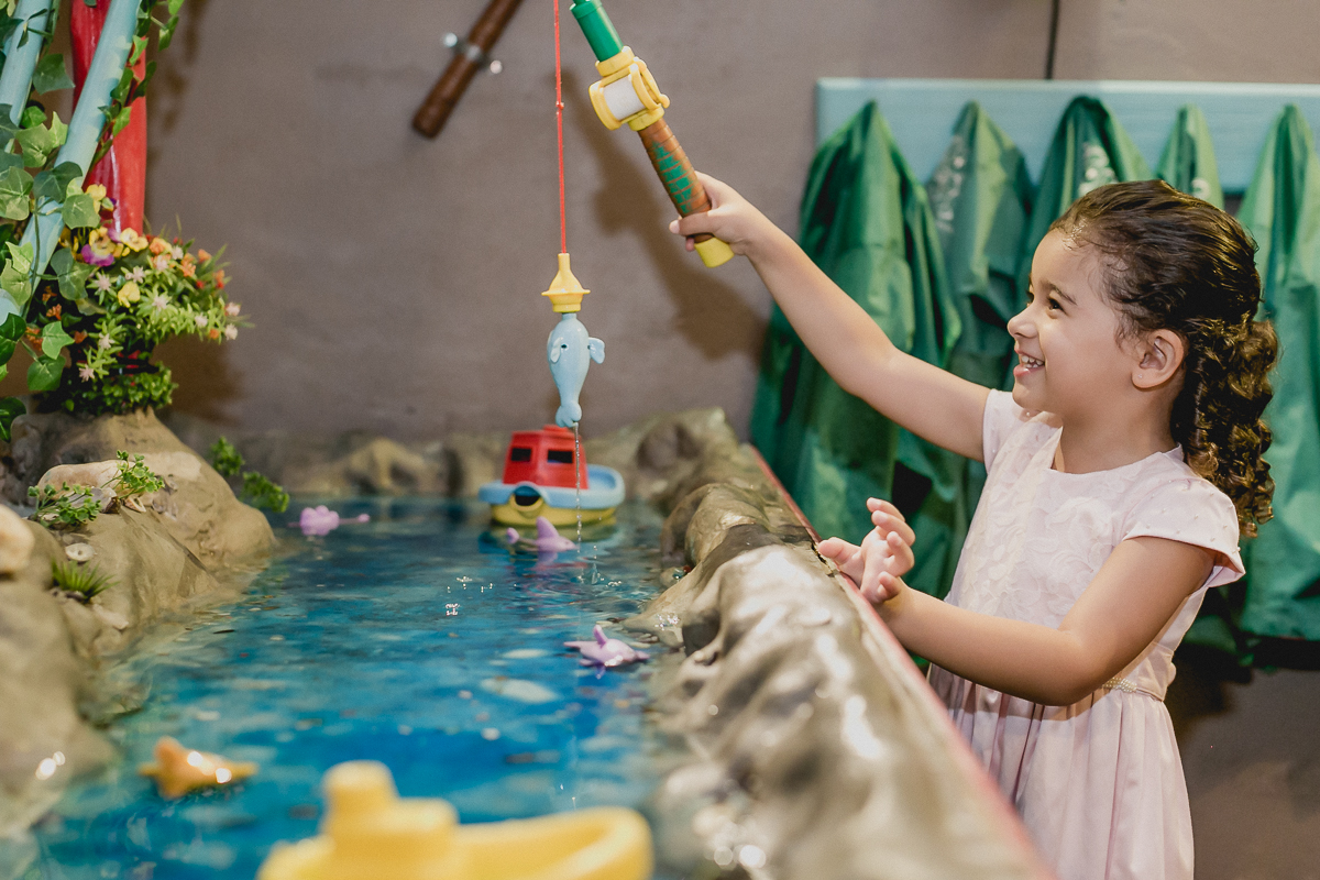 pescando um peixinho no rio do buffet miniland