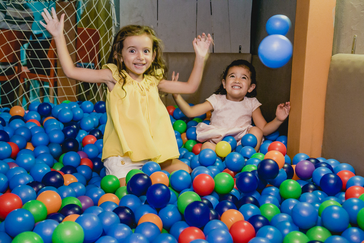 brincando com a amiguinha e jogando bolinhas para cima