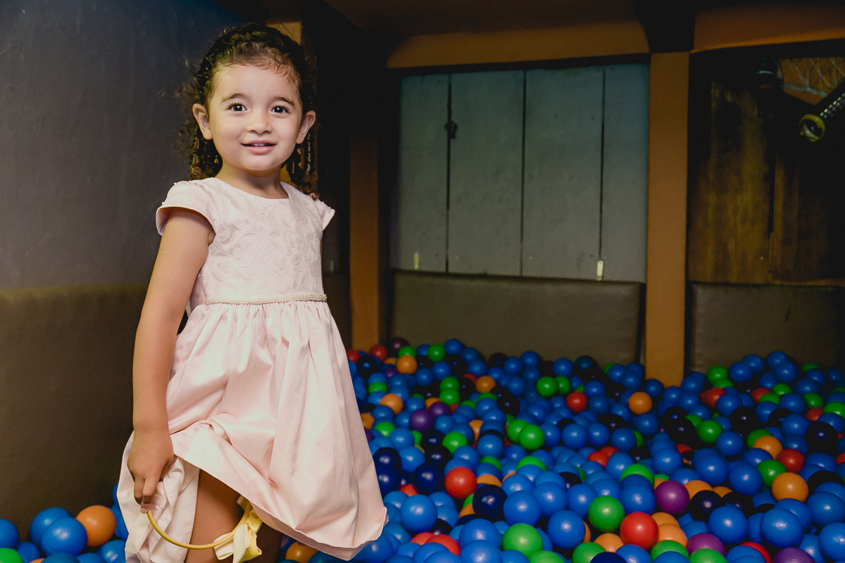 pietra se divertindo na piscina de bolinhas