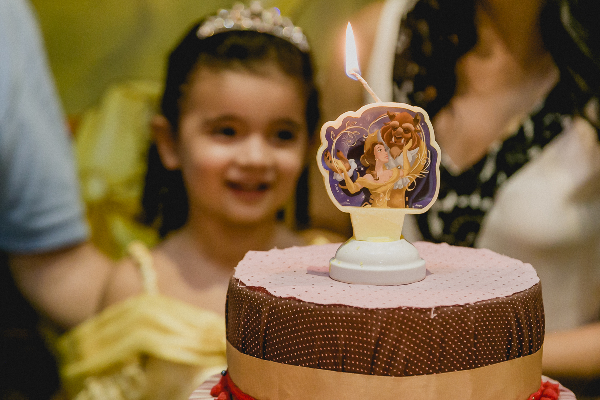 acendendo a vela para cantar o parabens