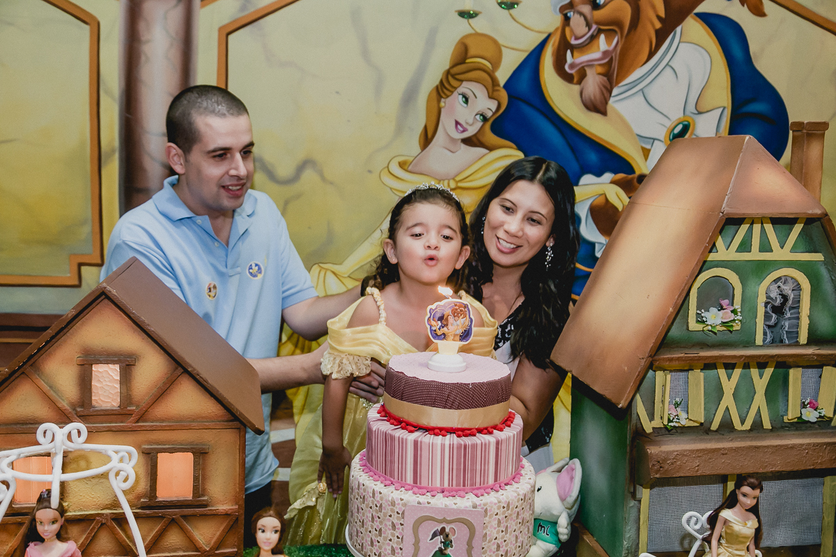 assombrando a vela de 4 anos no final do parabens