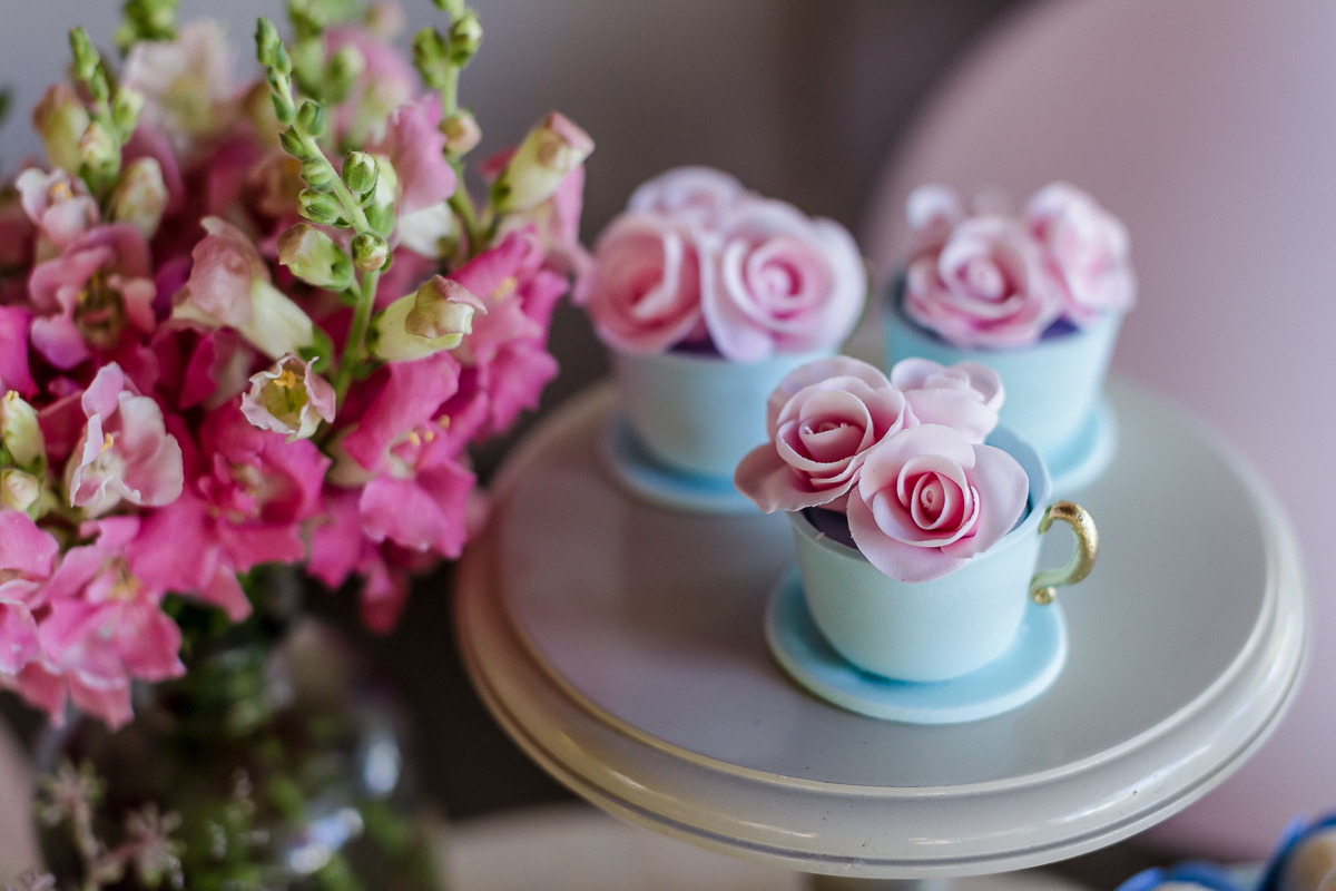 detalhes da mesa de aniversario de menina com o tema alice no pais das maravilhas