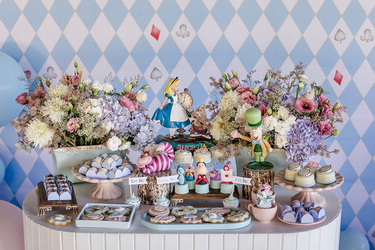 detalhes da mesa de aniversario de menina com o tema alice no pais das maravilhas