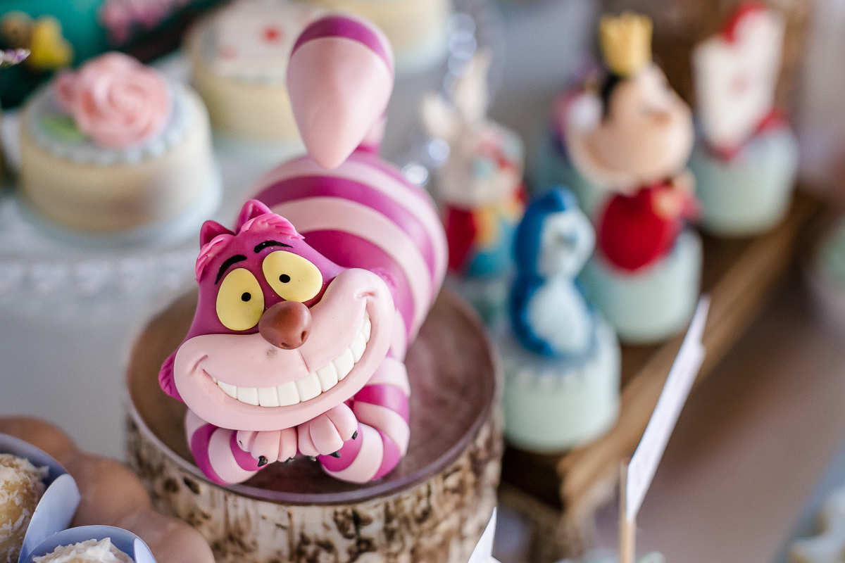 detalhes da mesa de aniversario de menina com o tema alice no pais das maravilhas