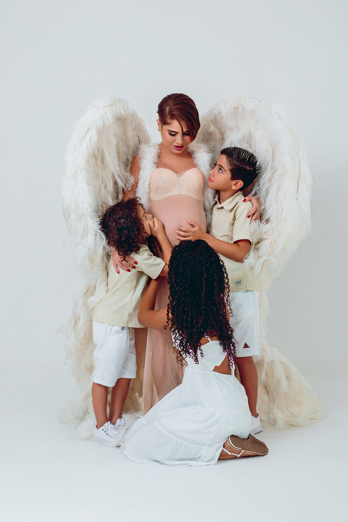 Fotografia com asa de anjo para fotografia de gestante. Realizado no Estúdio Dake no centro de Maricá.