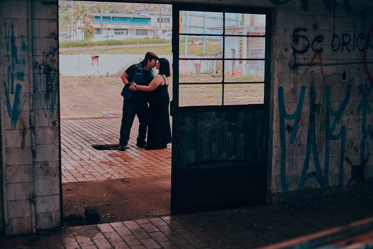 casal dançando em local abandonado 