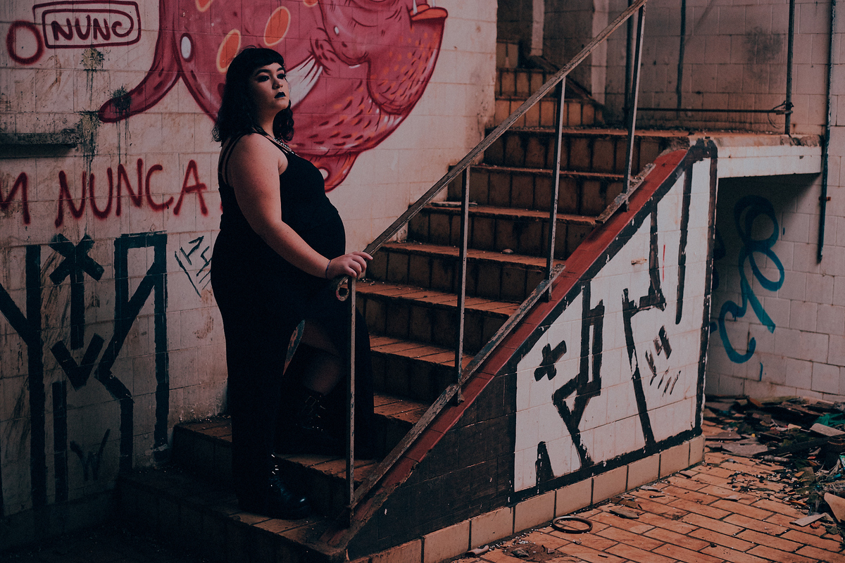 gestante posando para ensaio fotográfico em edifício abandonado 