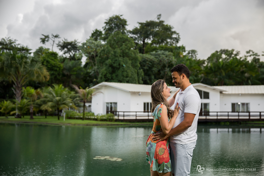 ensaio pré casamento com fotos românticas  do wilson e nathalia com roupas leves e floridas com estampas