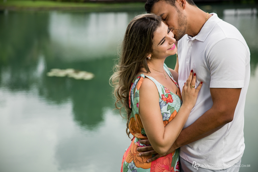 ensaio pré casamento com fotos românticas  do wilson e nathalia com roupas leves e floridas com estampas