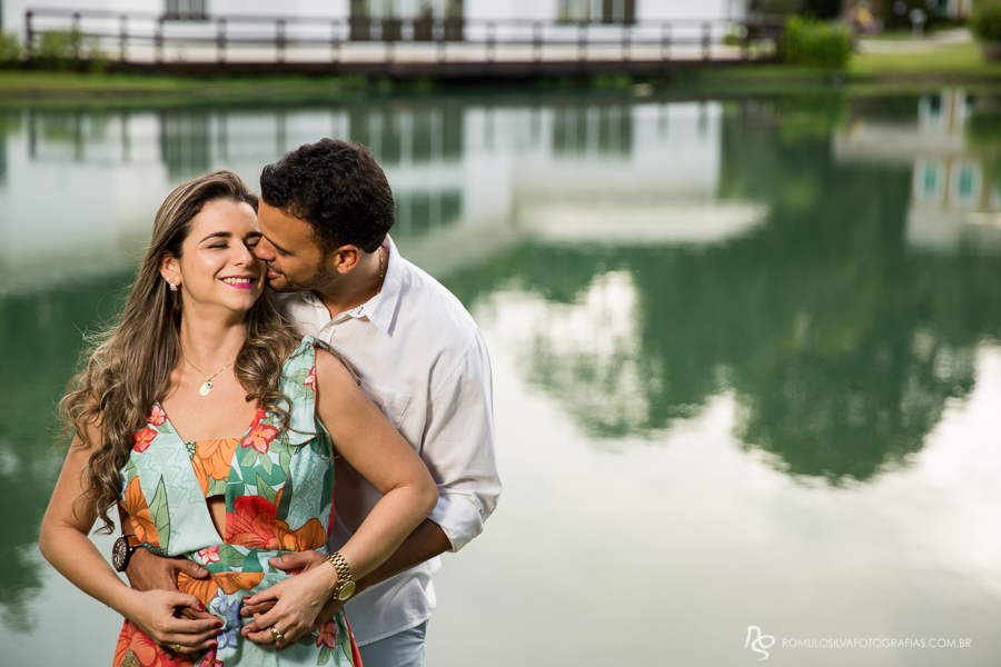 ensaio pré casamento com fotos românticas  do wilson e nathalia com roupas leves e floridas com estampas